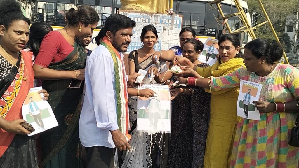 సీఎం రేవంత్ రెడ్డి చిత్రపటానికి ట్రాన్స్ జెండర్ ల పాలాభిషేకం
