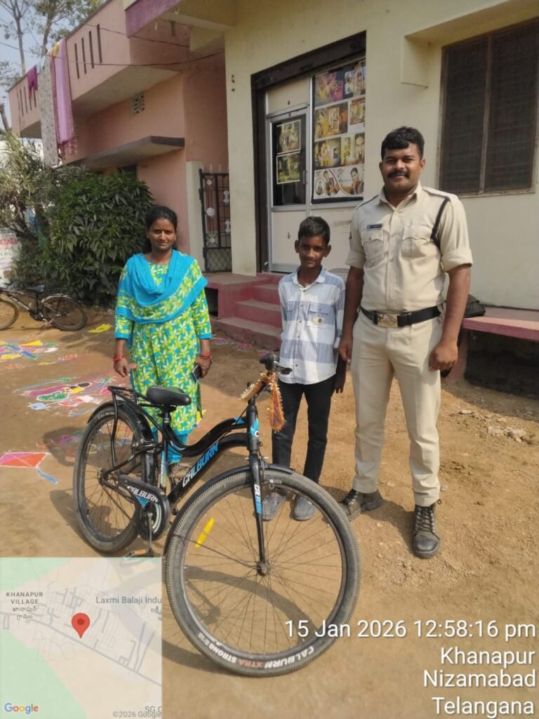 బాలుడికి సైకిల్ ను అప్పగించిన పోలీసులు