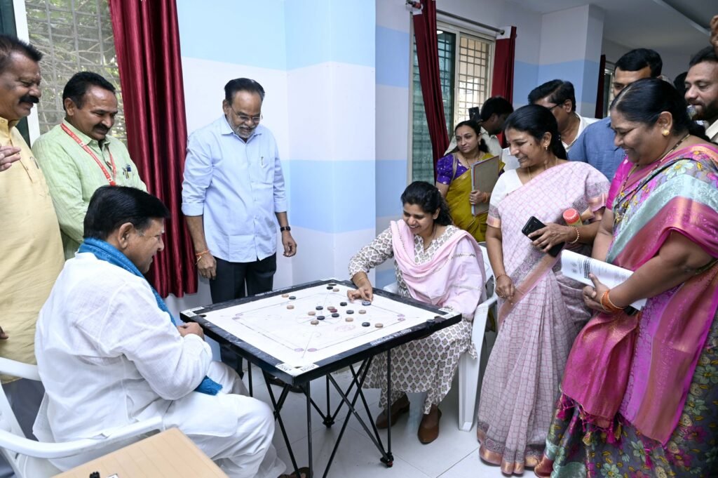 వయో వృద్ధుల కోసం అందుబాటులో డే కేర్ సెంటర్