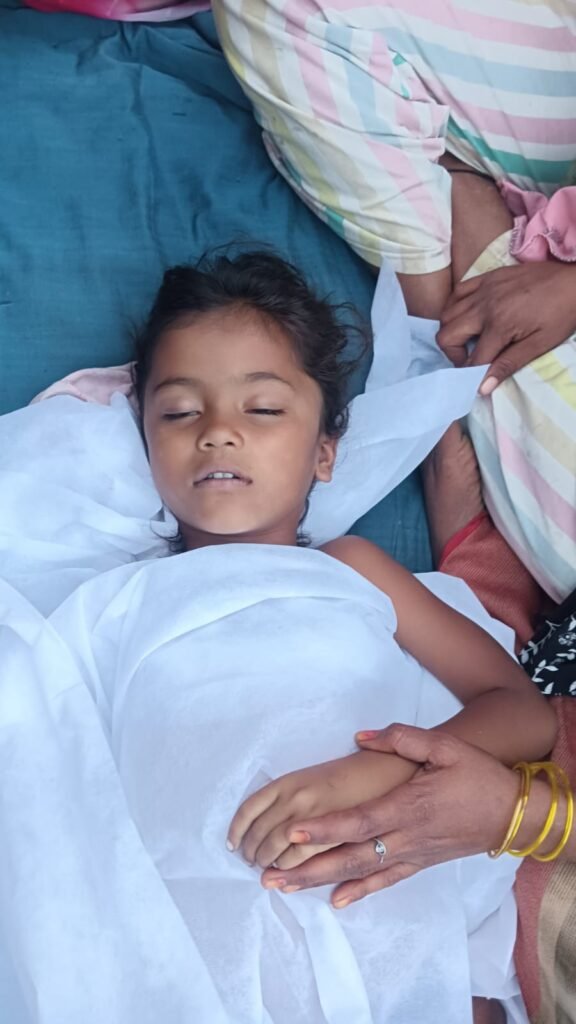 పాముకాటుతో బాలిక మృతి