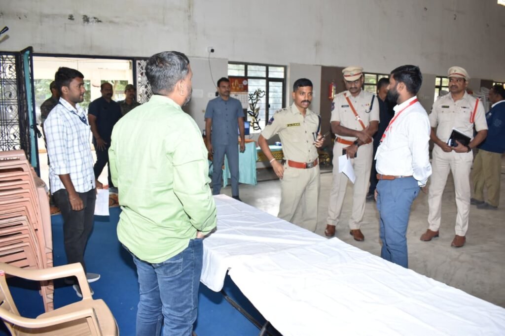 నామినేషన్ సెంటర్ ను పరిశీలించిన సీపీ