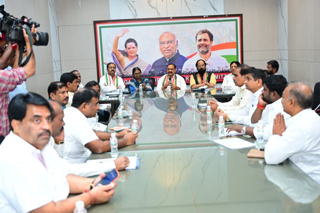 మున్సిపాల్ ఎన్నికల్లో పార్టీ శ్రేణులు సమిష్టిగా పని చేయాలి
