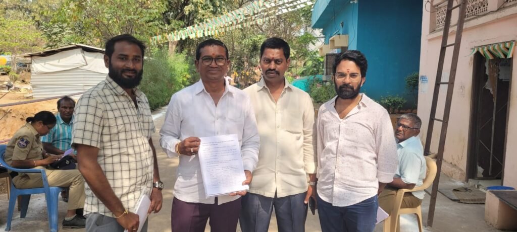 42వ డివిజన్ నుండి కేశ మహేష్ నామినేషన్
