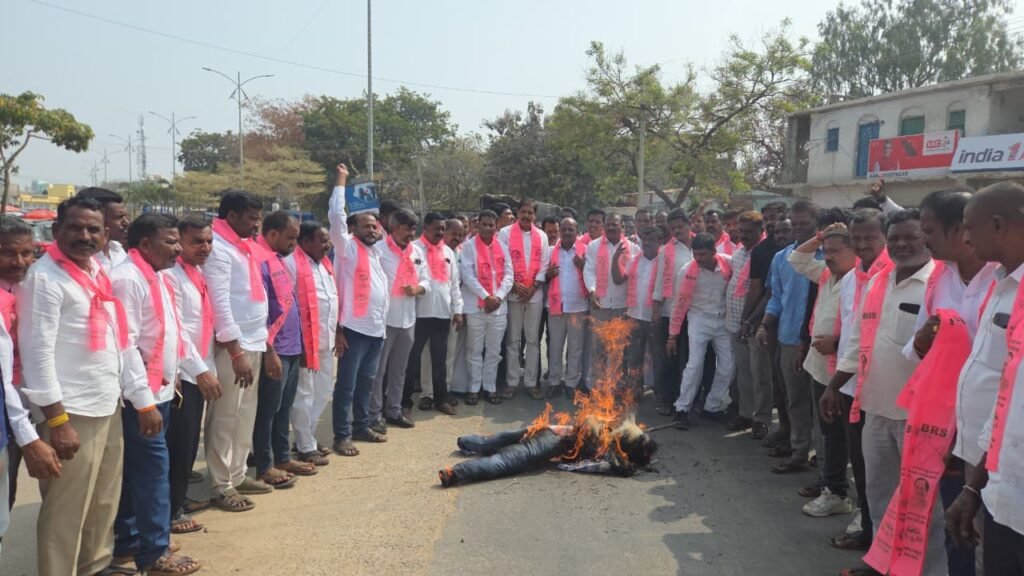 కేసీఆర్ కి నోటీసులు ఇవ్వడం తెలంగాణ అస్తిత్వానికే అవమానం
