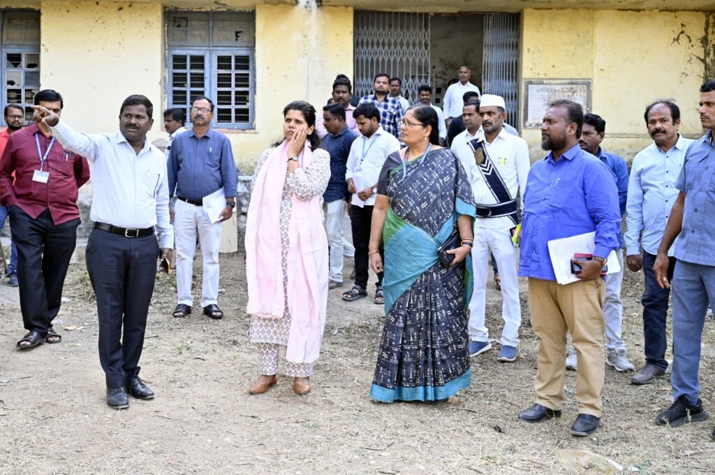 పాలిటెక్నిక్ కళాశాలను పరిశీలించిన కలెక్టర్