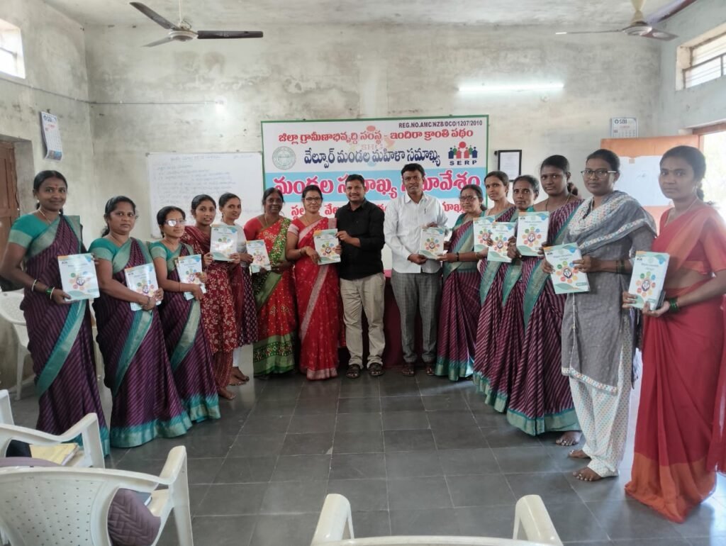 గ్రామ సంఘాలలో కిషోర బాలికలకు శిక్షణలు
