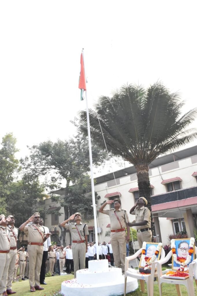 జాతీయ జెండాను ఆవిష్కరించిన పోలీస్ కమిషనర్
