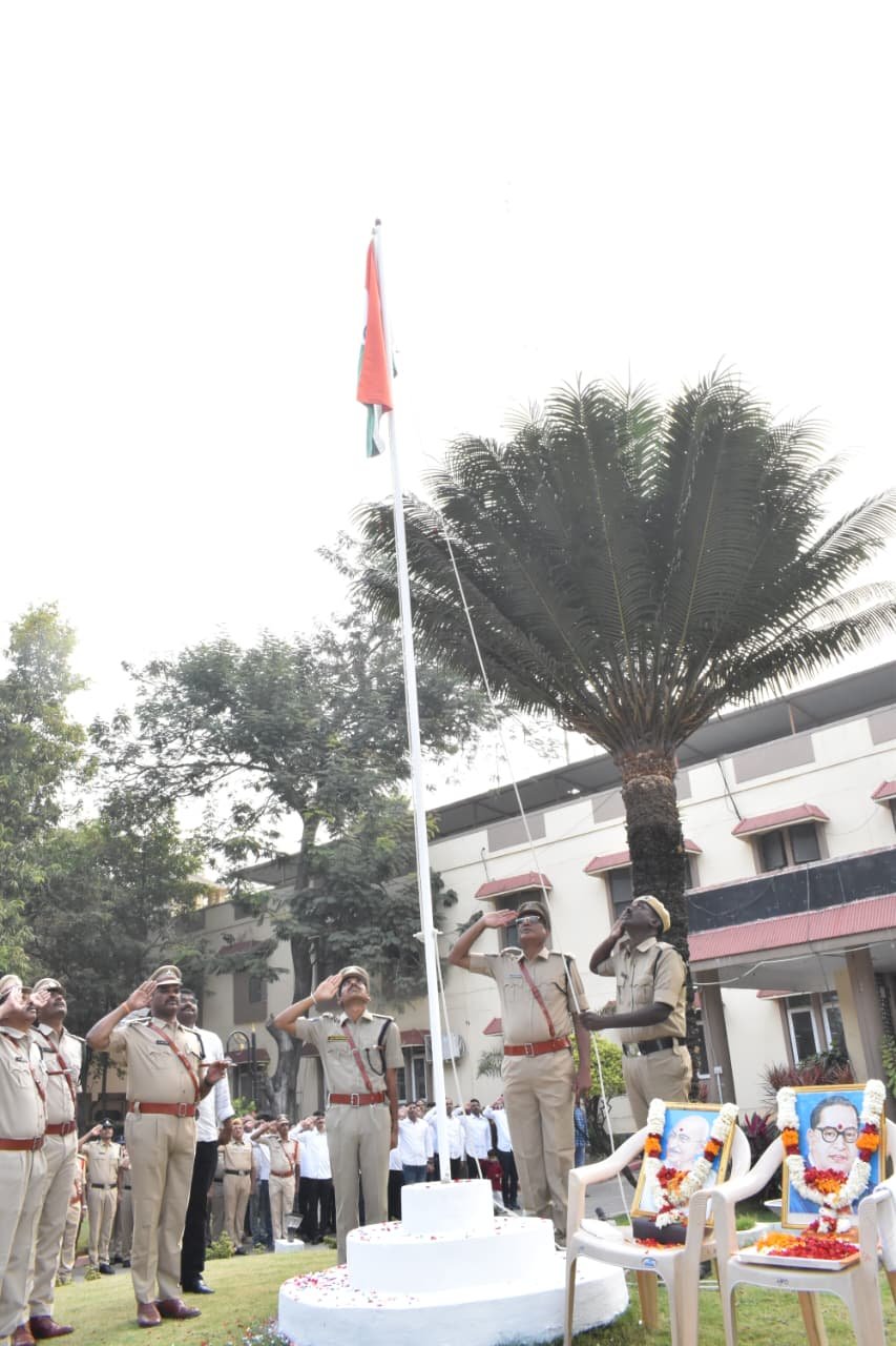 Police Commissioner unfurls the national flag