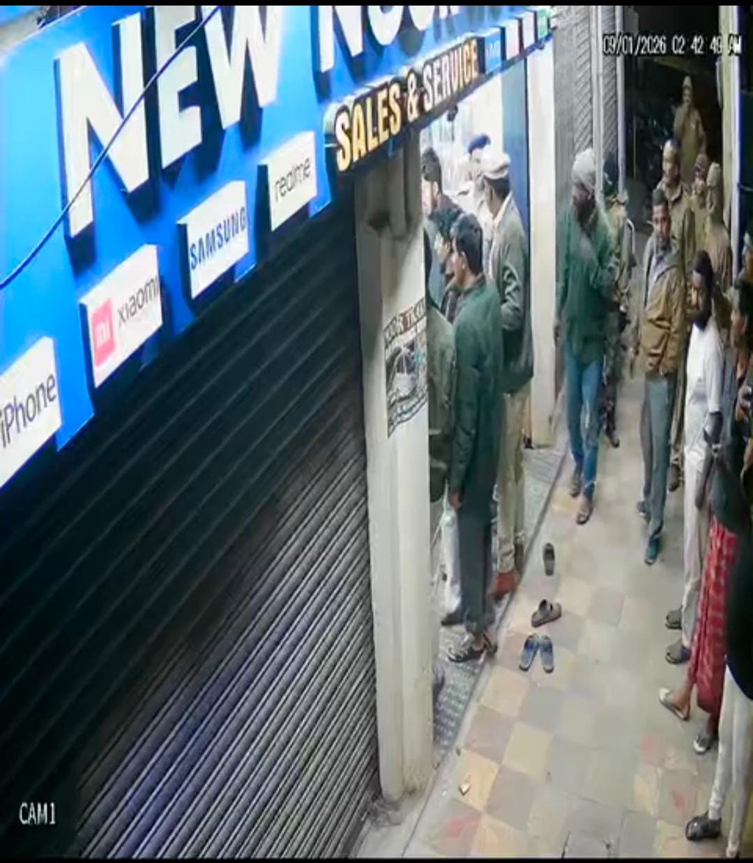 Attempted robbery at mobile shop