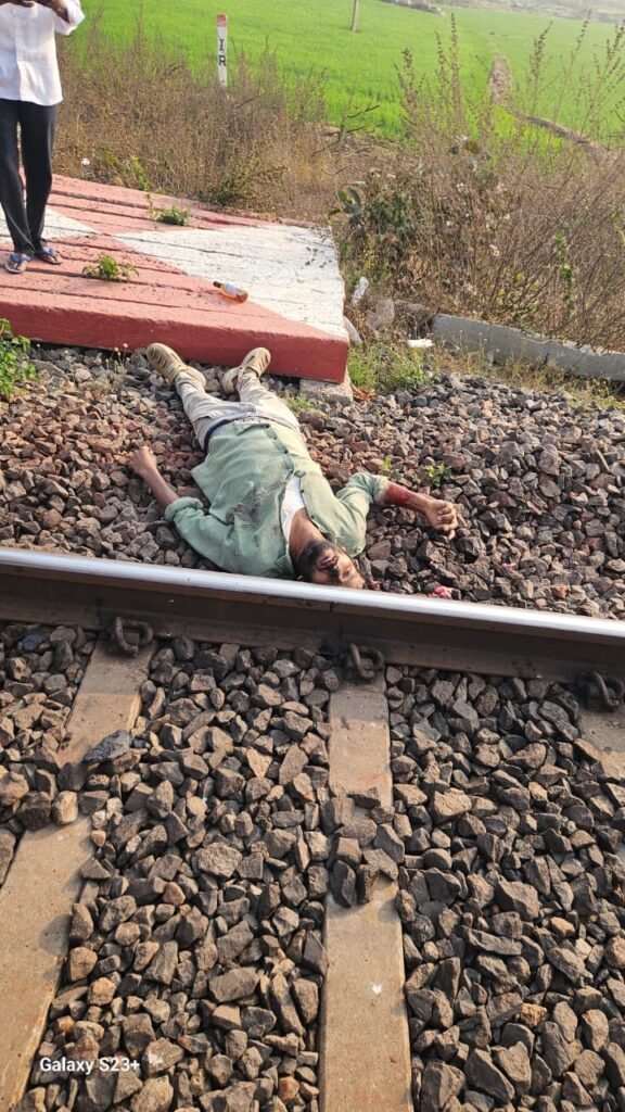 రైలు కిందపడి యువకుడి ఆత్మహత్య