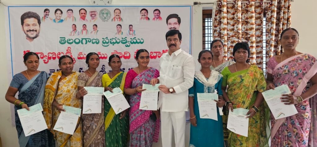 కల్యాణ లక్ష్మి, షాదీముబారఖ్ లబ్దిదారులకు తులం బంగారం ఇవ్వాలి