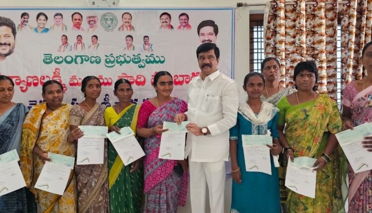 Kalyana Lakshmi and Shaadi Mubarak beneficiaries should be given a tola of gold.