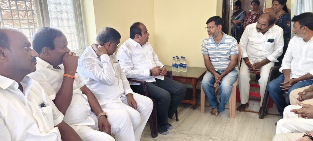 కుటుంబాలను పరామర్శించిన ఎమ్మెల్యే భూపతి రెడ్డి