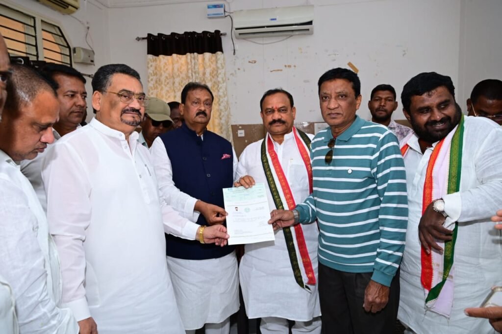 సీఎంఆర్‌ఎఫ్ చెక్కుల పంపిణీ చేసిన మహేష్ కుమార్ గౌడ్, షబ్బీర్ ఆలీ