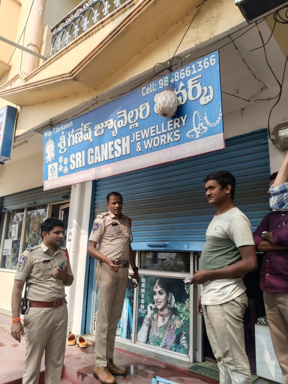 Failed robbery attempt at jewelry shop