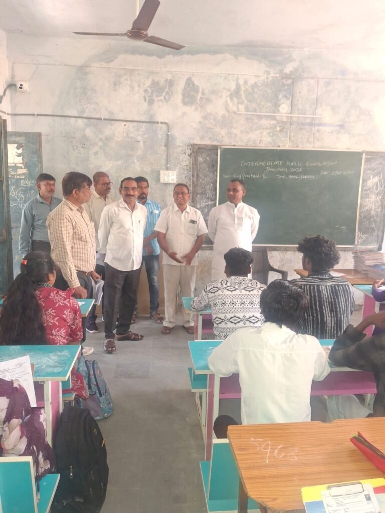 సక్సెస్ స్టూడెంట్ల ఫ్లెక్సీలను పేరెంట్స్ మీటింగ్ రోజు పెట్టండి