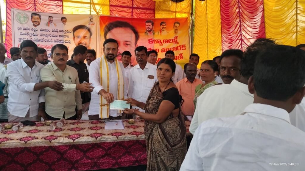కళ్యాణ లక్ష్మీ, షాదీ ముబారక్ చెక్కులు పంపిణీ చేసిన ఎమ్మెల్యే