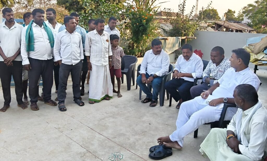 బాధిత కుటుంబాన్ని పరామర్శించిన కాంగ్రెస్ పార్టీ ఇంచార్జ్