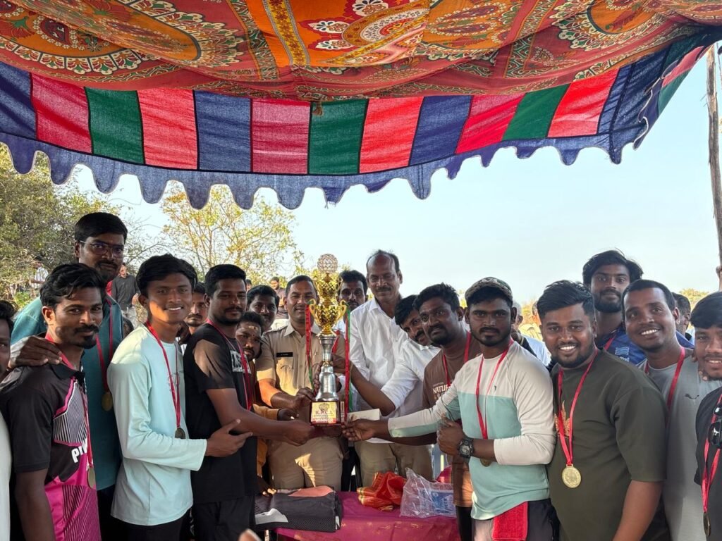 కొత్తపల్లిలో ముగిసిన క్రికెట్ టోర్నమెంట్