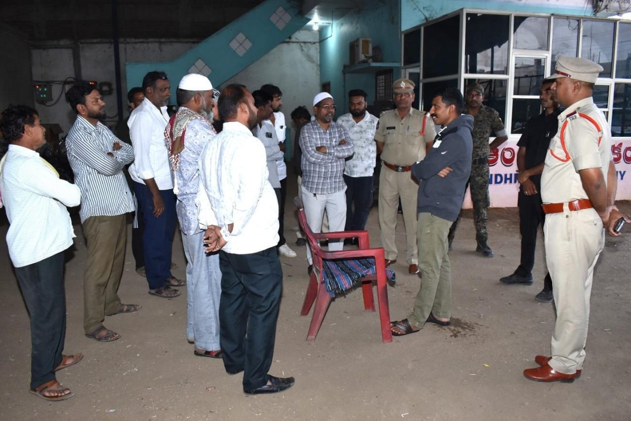 Police Commissioner inspects fruit market