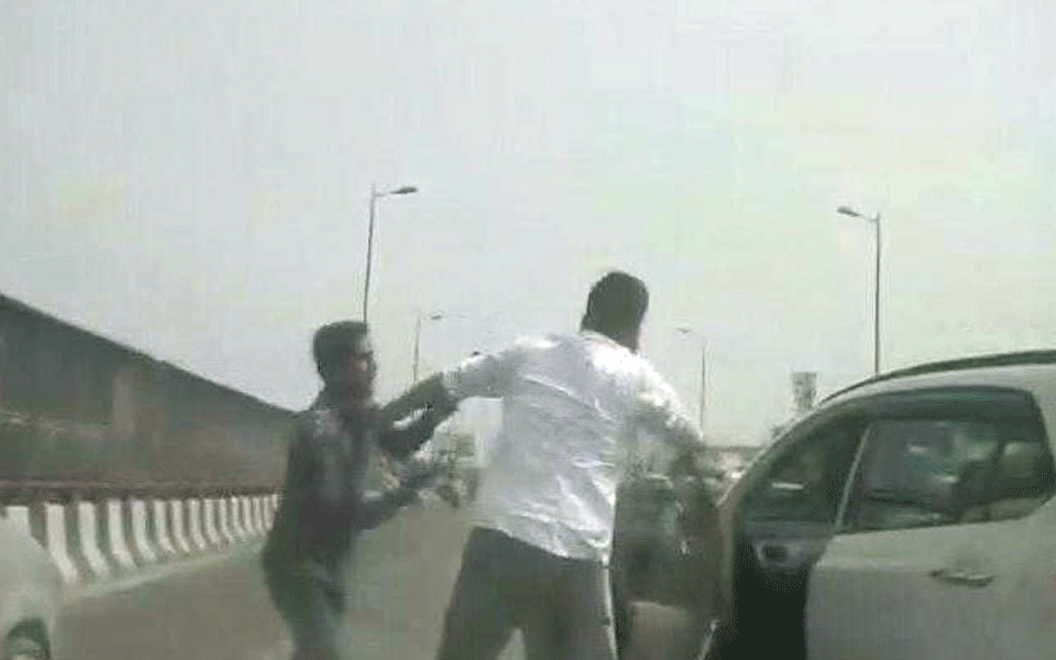 Fake police kidnap clerk and rob him of lakhs
