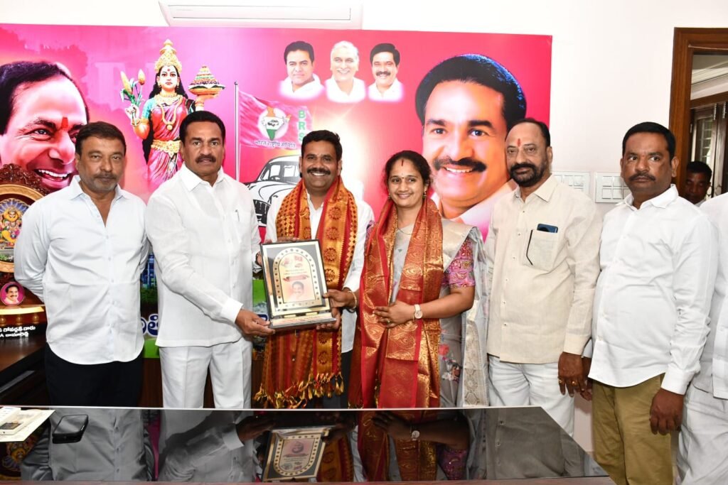 బీఆర్ఎస్ కౌన్సిలర్ లను సన్మానించిన మాజీ ఎమ్మెల్యే