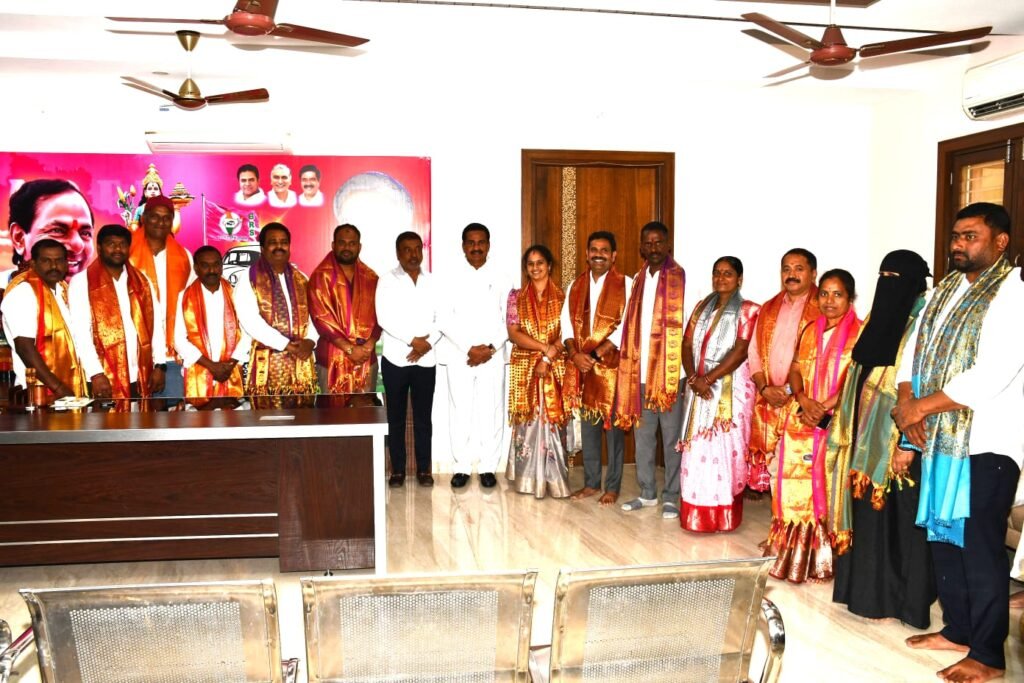 Former MLA honours BRS councillors