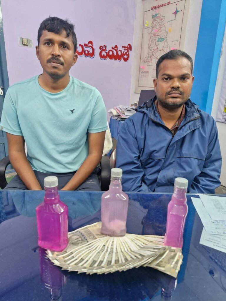 ఏసీబీకి చిక్కిన ఇద్ద‌రు ఖాకీలు