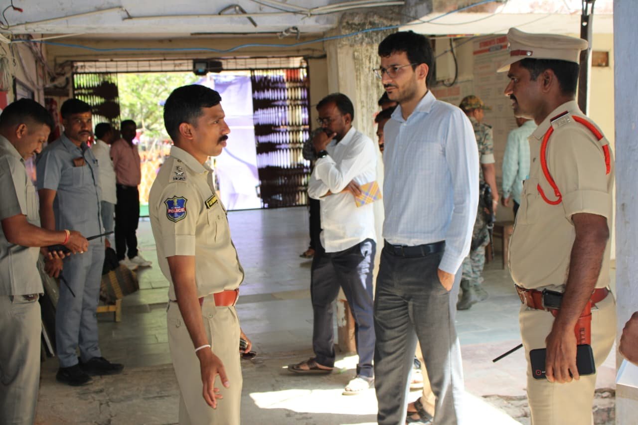 Tight security arrangements should be made at the strong room.