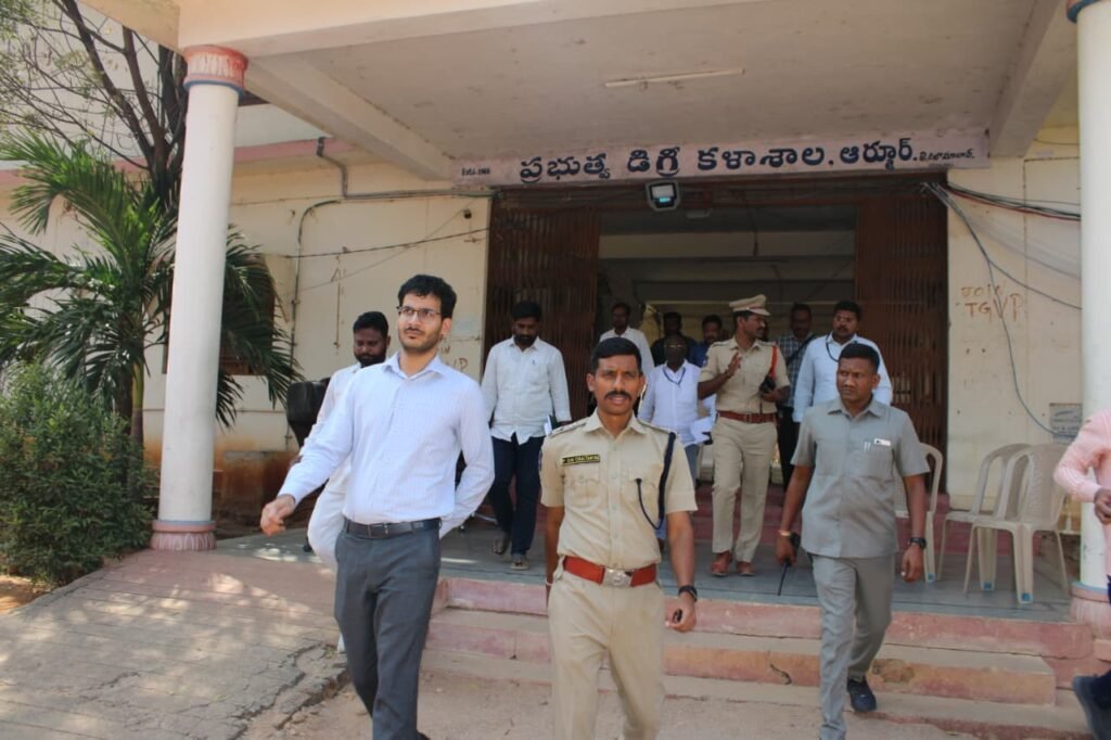 Tight security arrangements should be made at the strong room.
