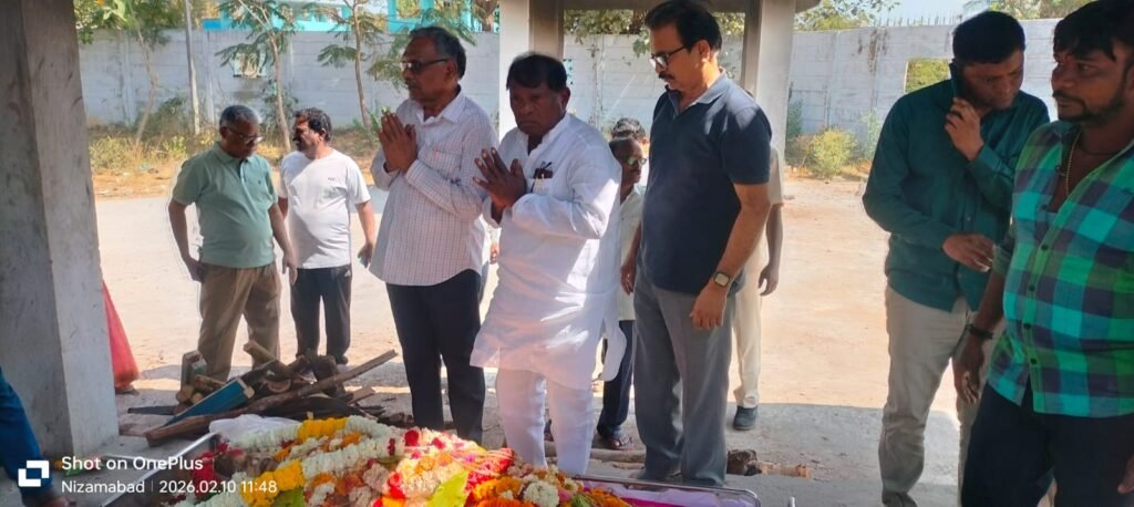 Former Warangal MP Siricilla Rajaiah attended the funeral of retired Professor Mallaiah.
