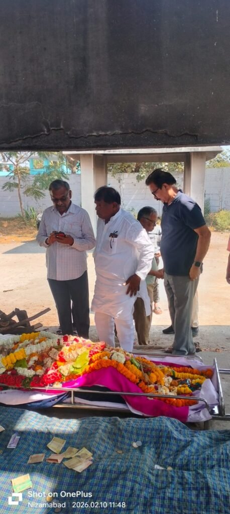 రిటైర్డ్ ప్రొఫెసర్ మల్లయ్య అంత్యక్రియలకు హాజరైన వరంగల్ మాజీ ఎంపీ సిరిసిల్ల రాజయ్య