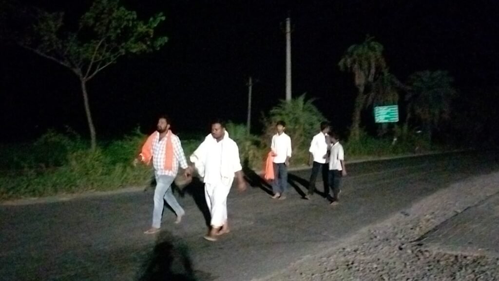 కాలినడకన శివాలయానికి తరలివెళ్లిన భక్తులు