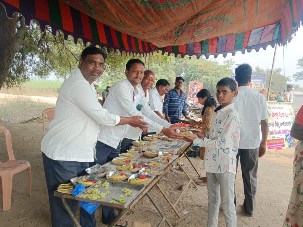 ఉపవాస దీక్ష దారులకు పండ్లు పంపిణీ