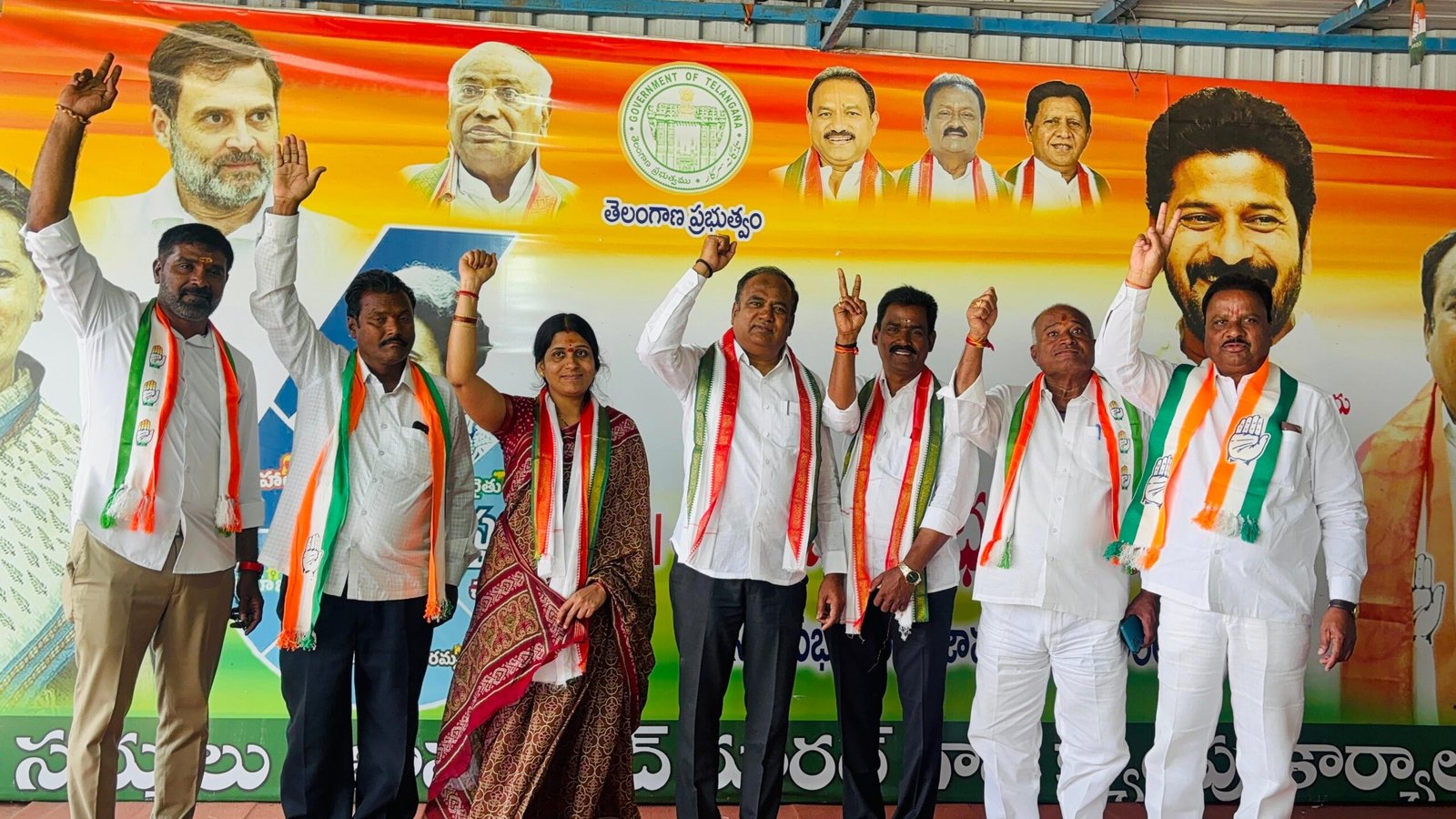 Rural MLA Bhupathi Reddy hands over B-forms to Congress candidates