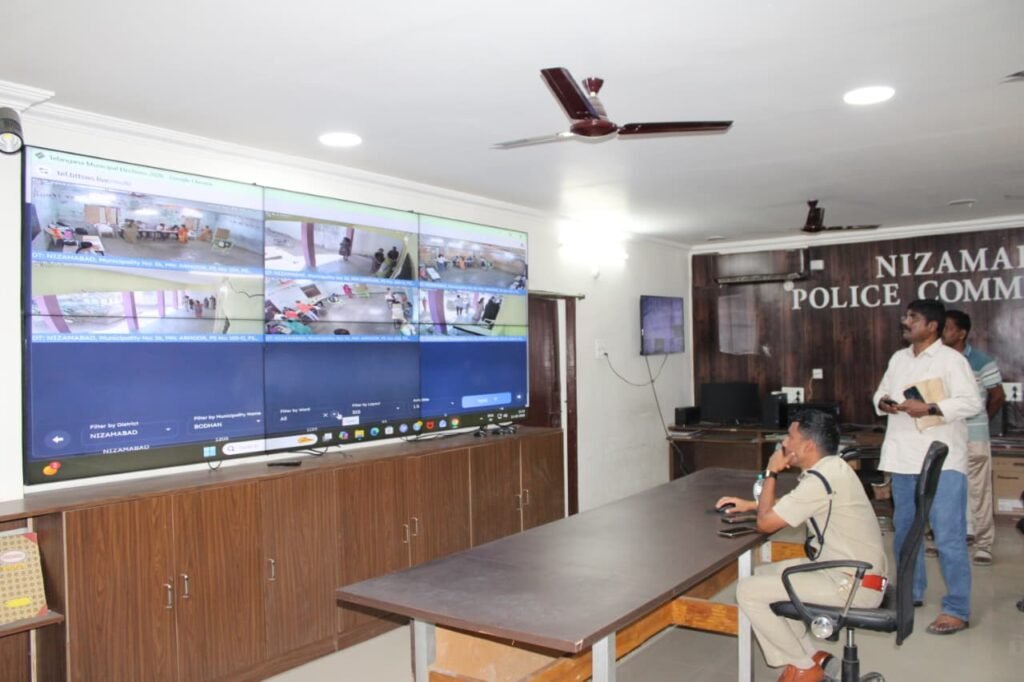 పోలింగ్ సరళిని వెబ్ ఐ.పి కెమెరాల ద్వారా వీక్షించిన పోలీస్ కమిషనర్