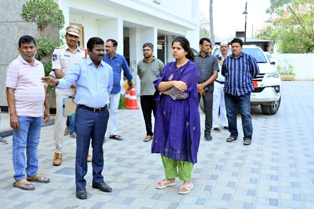 మున్సిపల్ కార్పొరేషన్ ని సందర్శంచిన కలెక్టర్