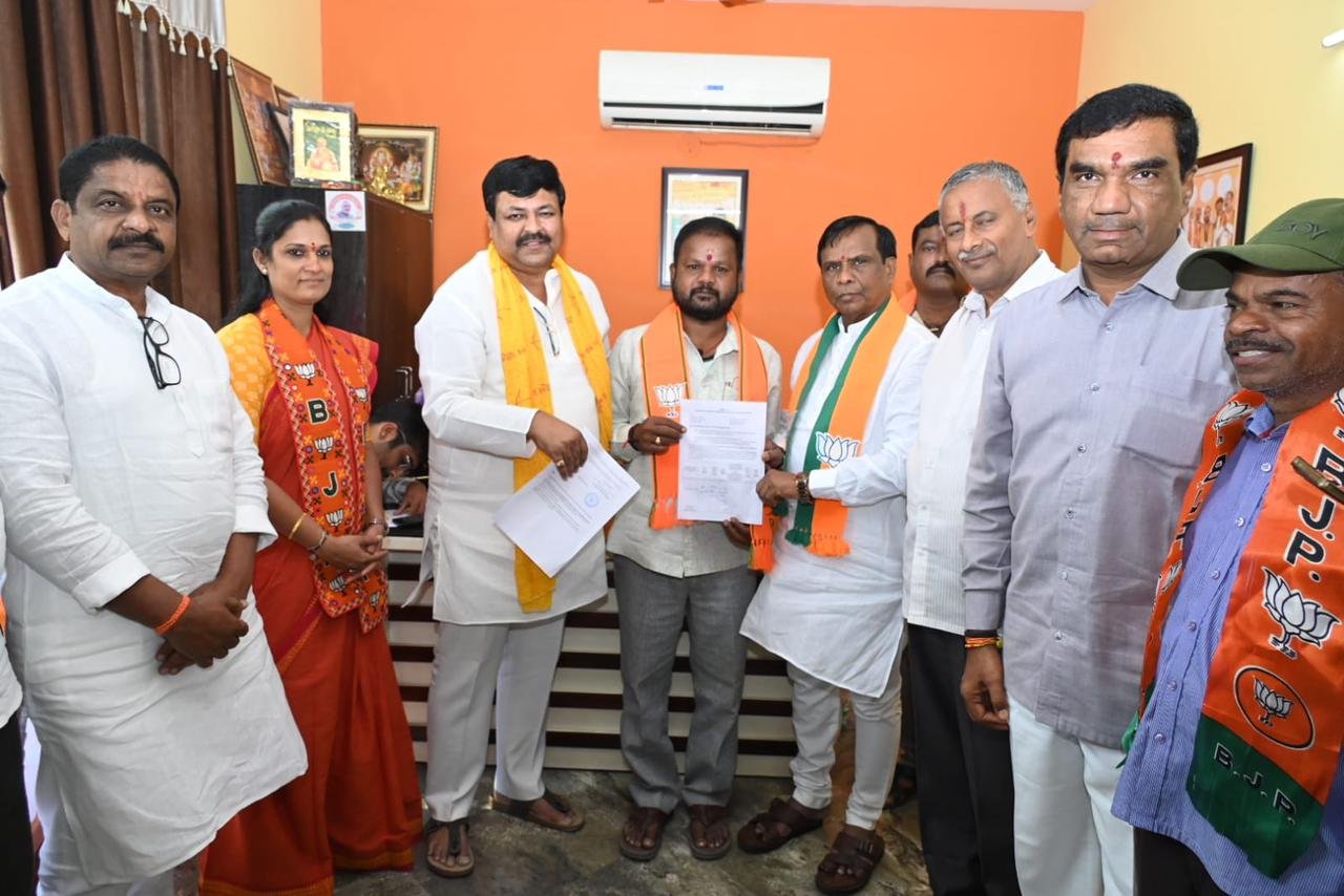 BJP leaders hand over B.E. form to BJP candidate Sheela Srinivas