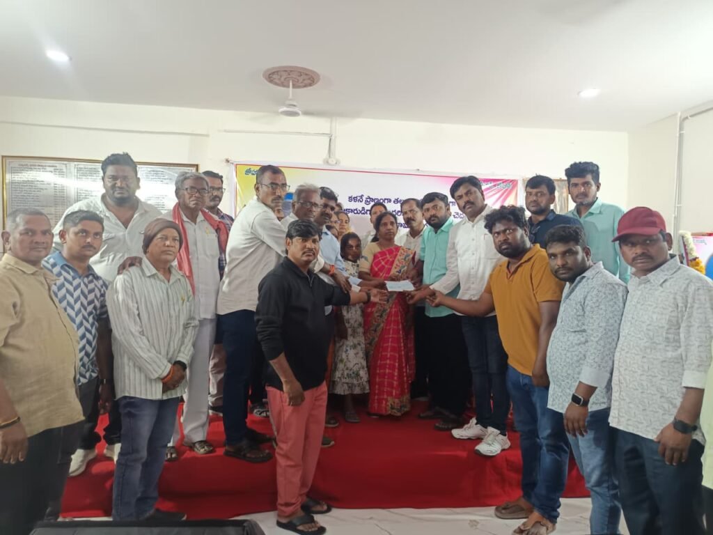 కళాకారులను ప్రభుత్వం ఆదుకోవాలి