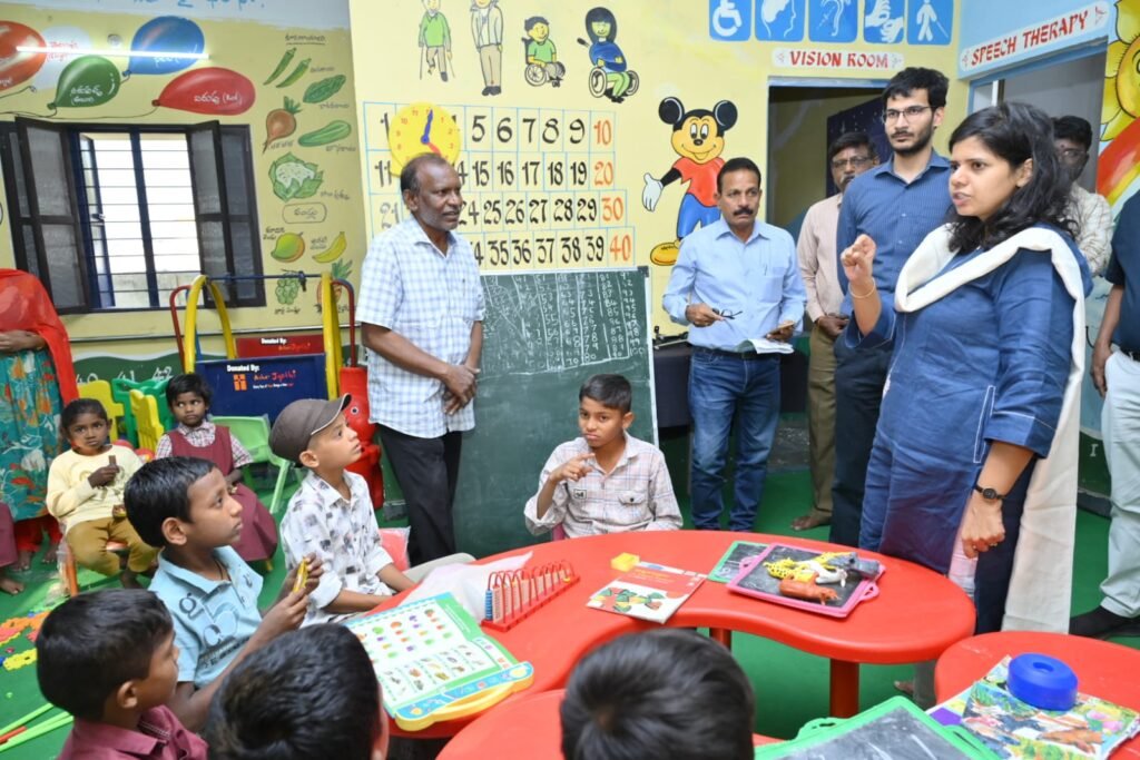 భవిత కేంద్రాలను సందర్శించిన కలెక్టర్