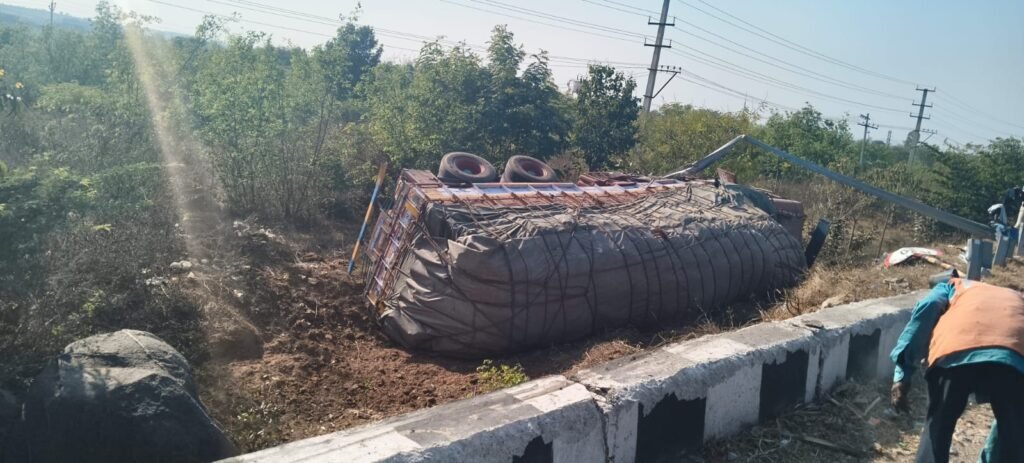 భిక్కనూరు వద్ద లారీ బోల్తా