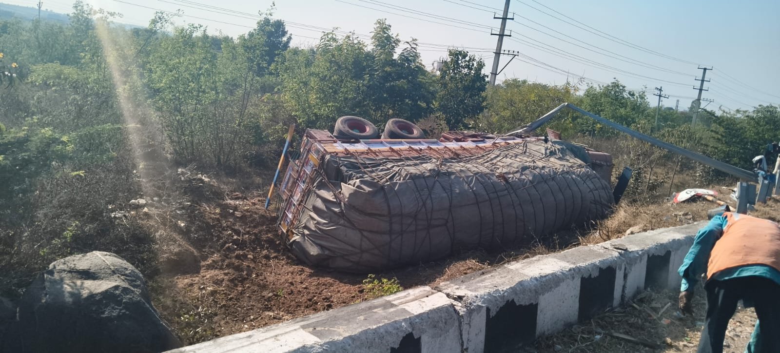 Lorry overturns near Bhikkanur