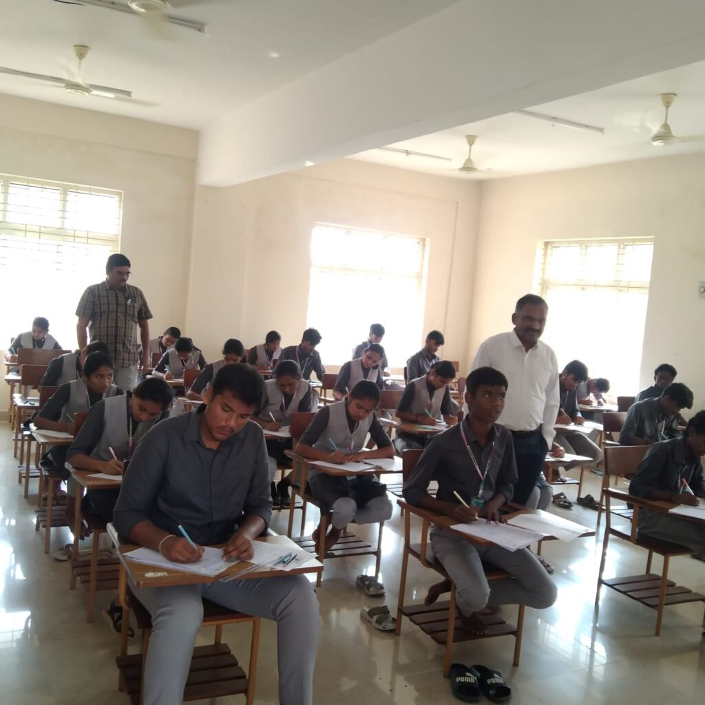 కొనసాగుతున్న ఇంజనీరింగ్ మొదటి సెమిస్టర్ పరీక్షలు
