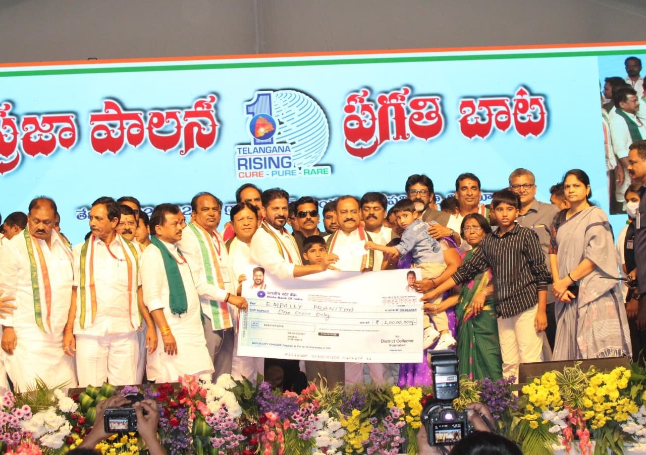  CM distributes Rs 1 crore cheque to Constable Pramod's family