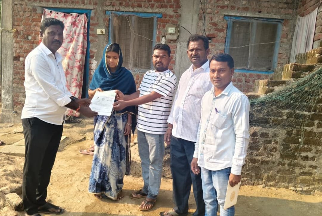 Congress party leaders hand over CM relief cheque