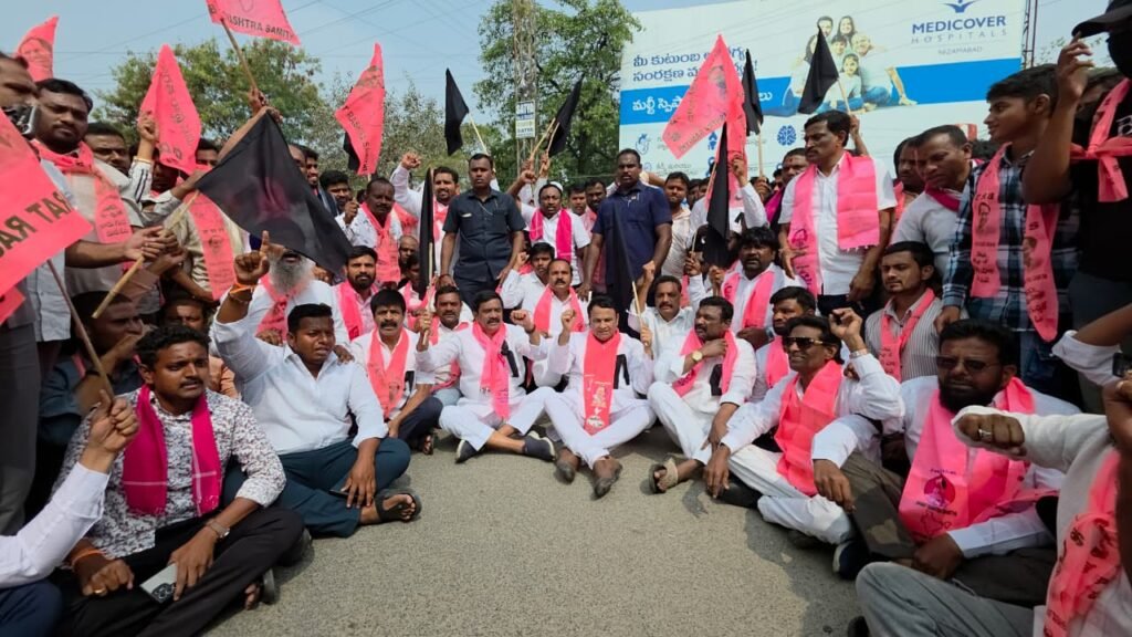 కేసీఆర్ కు నోటీసులు ఇవ్వటంపై భగ్గుమన్న బీఆర్ఎస్