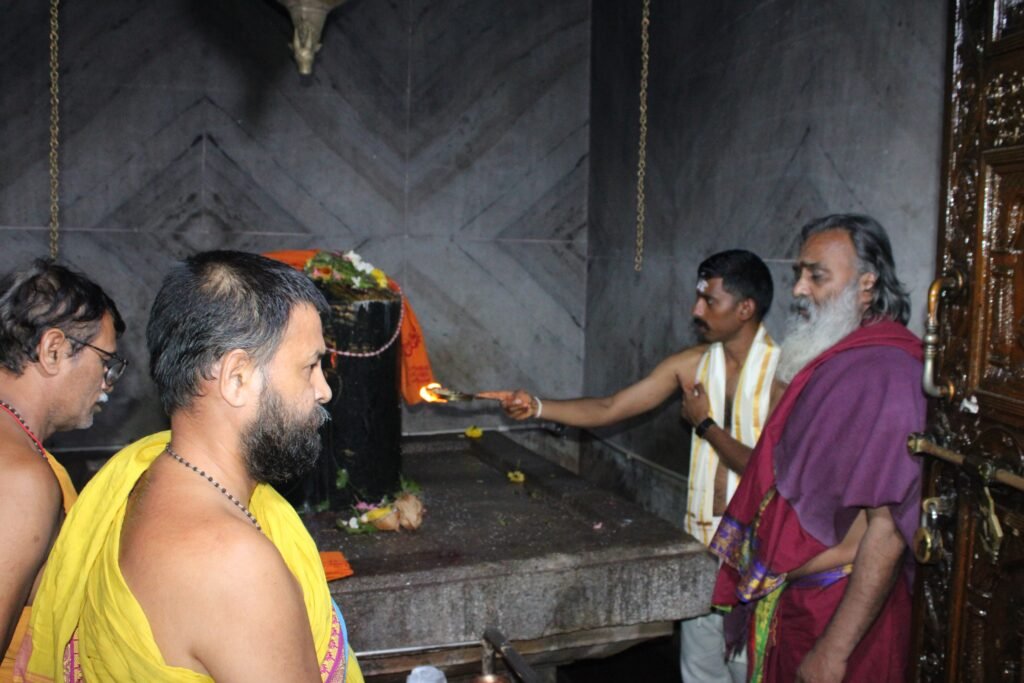 CP worships at Ekachakraswara Temple