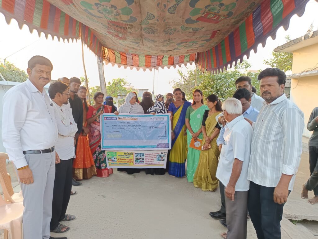 శ్రీరామ్ లైఫ్ ఇన్సూరెన్స్ భీమా చెక్కు అందజేత