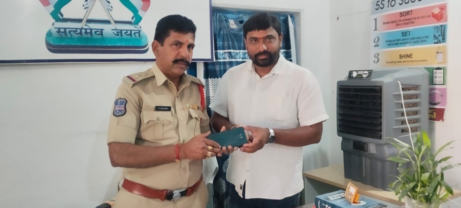 Found mobile handed over at police station