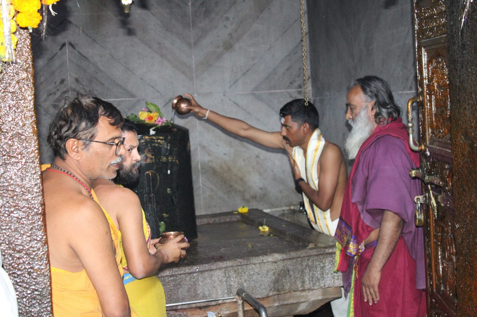CP worships at Ekachakraswara Temple